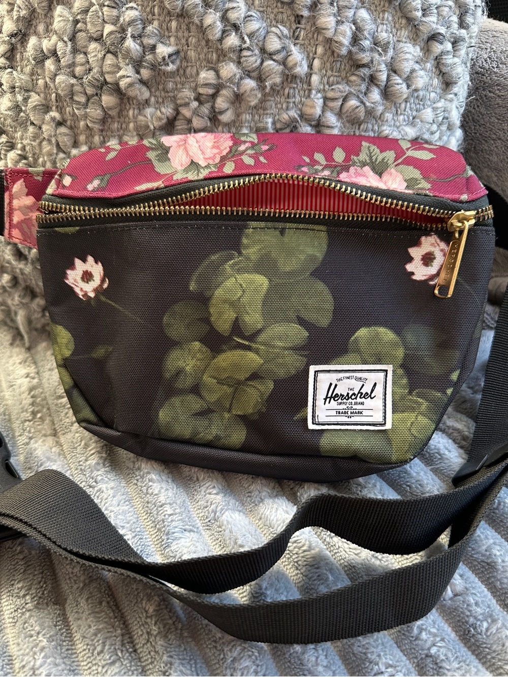 Herschel lily pad Floral Print Crossbody Bag - Black & Pink